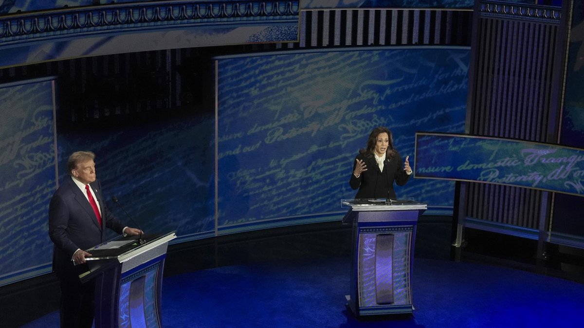 El candidato presidencial republicano Donald J. Trump (izq.) y la candidata presidencial demócrata, la vicepresidenta estadounidense Kamala Harris, durante un debate presidencial organizado por ABC News en el Centro Nacional de la Constitución en Filadelfia, Pensilvania. EFE/EPA/DEMETRIUS FREEMAN / POOL
