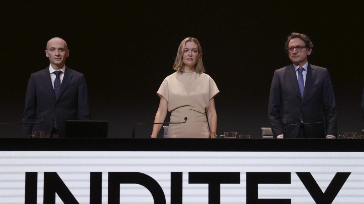 La presidenta de Inditex, Marta Ortega (c), acompañada por el consejero delegado de la multinacional, Óscar García Maceiras (i), durante la Junta General de Accionistas de la cadena textil en julio del año pasado. EFE