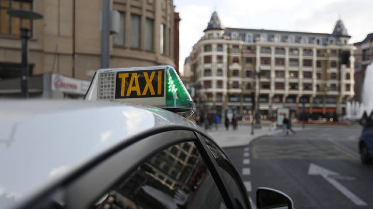 Un taxi en el centro de León.