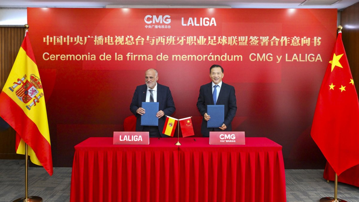 El presidente de LaLiga, Javier Tebas (i), y el presidente del Grupo de Medios de China (CMG), Shen Haixiong EFE/ LALIGA 