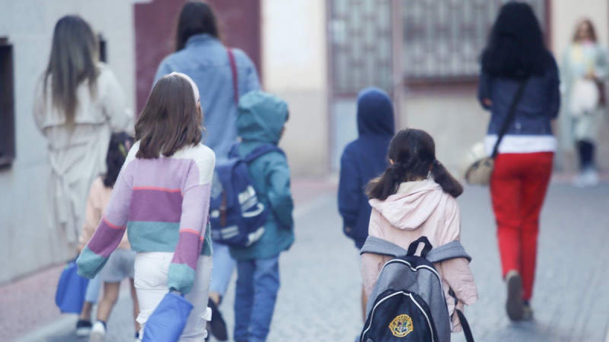 Dos niñas se dirigen a su centro educativo el primer día de clase para los alumnos de Primaria, el pasado 6 de septiembre.  ÁNGELOPEZ