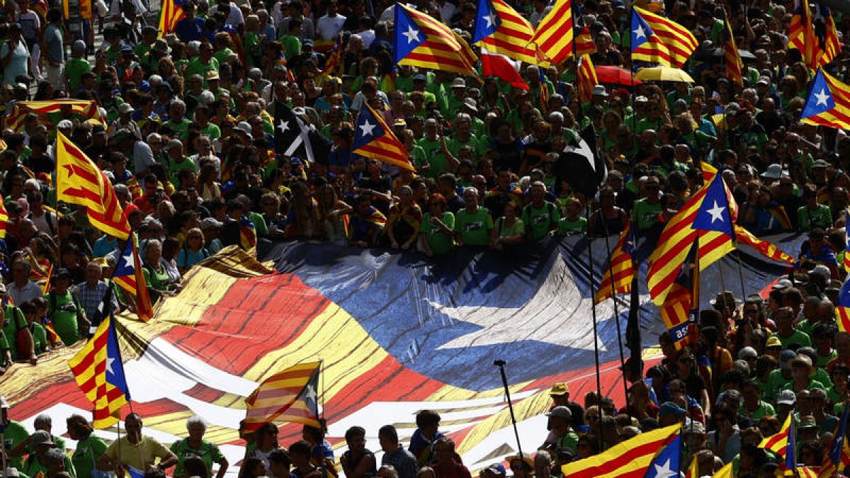 Imagen de la manifestación de la Diada, ayer en Barcelona.  EFE