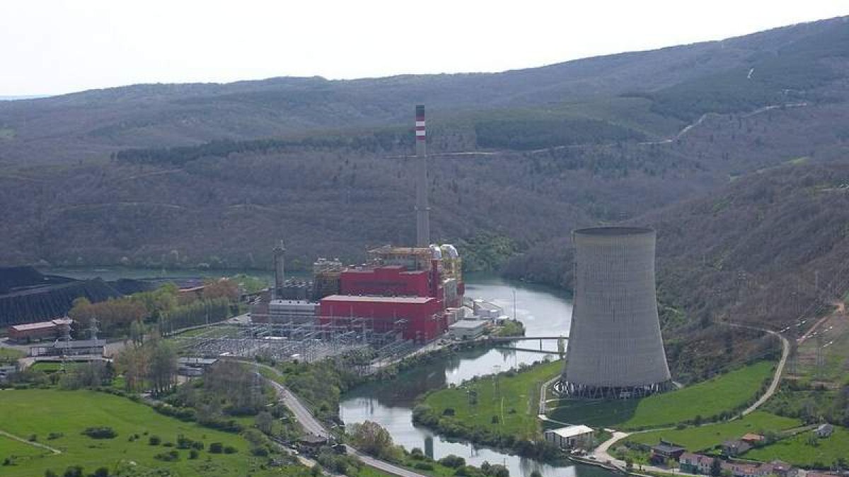 Vista de la central térmica de Velilla del Río Carrión.  DL
