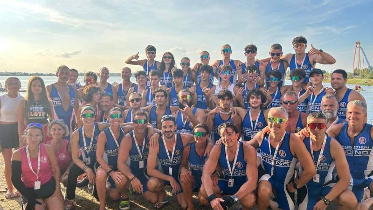 Carlos Rodríguez Calvo junto a sus compañeros del club italiano Canottieri Ticino.  DL