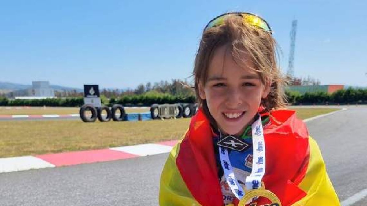 Gael García Melgar con su medalla de campeón y la bandera de España.  DL