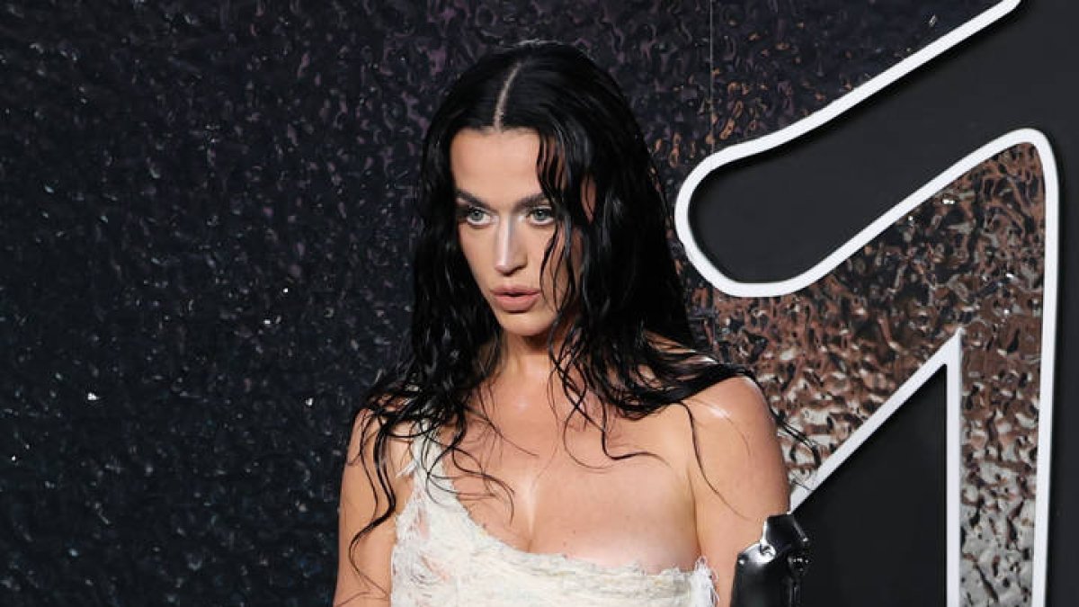 La cantante Katy Perry posa durante la alfombra roja de los MTV Video Music Awards 2024, en el UBS Arena.