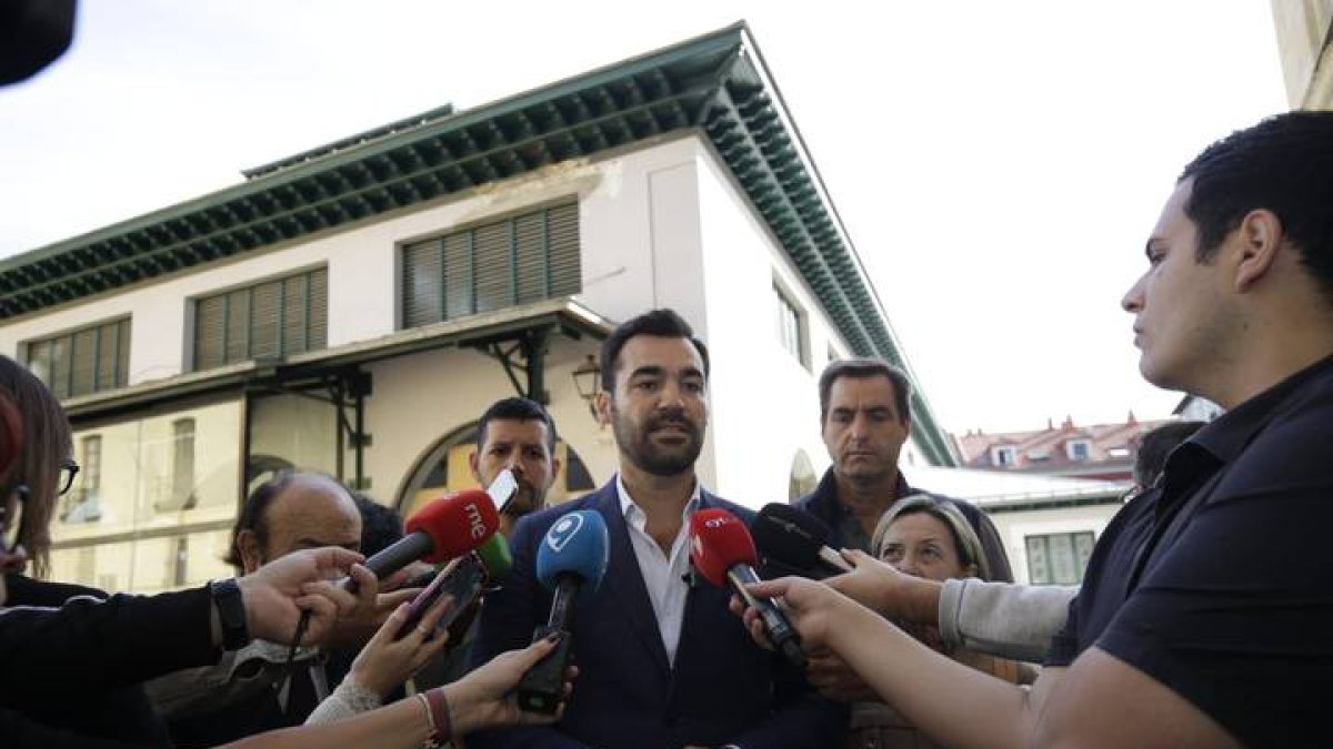 El portavoz del PP en el Ayuntamiento de León, David Fernández, este jueves, delante de la obra inacabada y con retraso del mercado del Conde Luna.