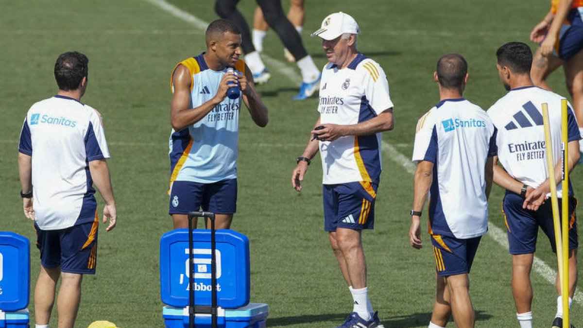 Mbappé junto a Ancelotti en un entrenamiento de esta temporada del Real Madrid. SÁNCHEZ-TRILLO