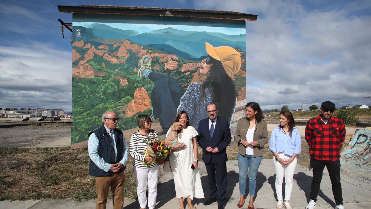 Los padres de Mónica Domínguez, sus hermana Isabel, el alcalde Marco Morala y las concejalas Lidia Coca y Eva González, junto a Asier Vera, frente al mural en el Parque de la Juventud de Ponferrada.