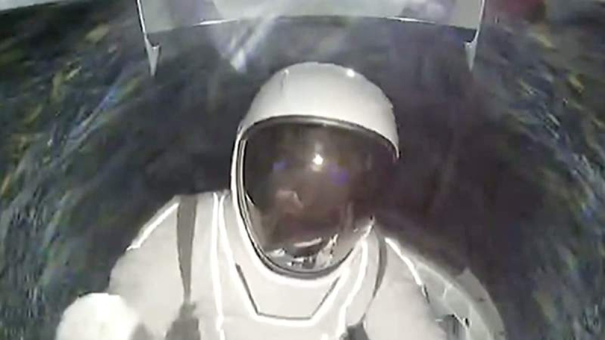 Imágenes cedidas por Polaris Program donde aparece el comandante Jared Isaacman saliendo de la cápsula. EFE