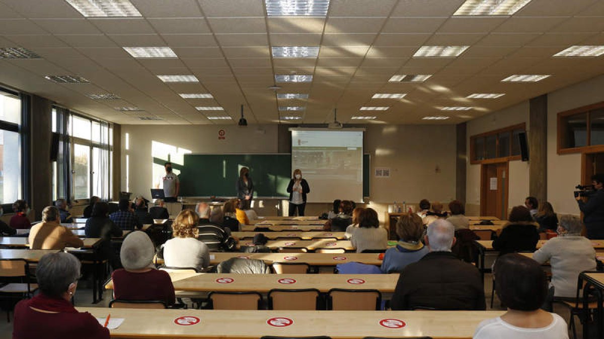Imagen de archivo de un curso de la Universidad de la Experiencia.  FERNANDO OTERO