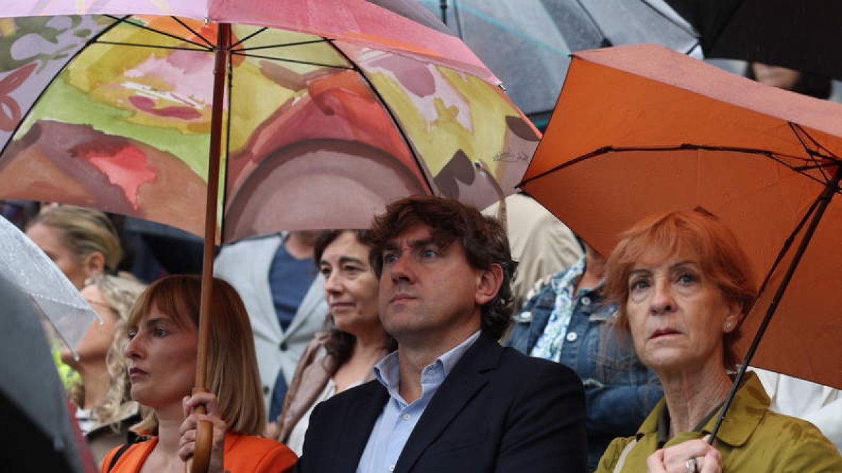 Bilbao acogió ayer una concentración silenciosa por la mujer asesinada. LUIS TEJIDO