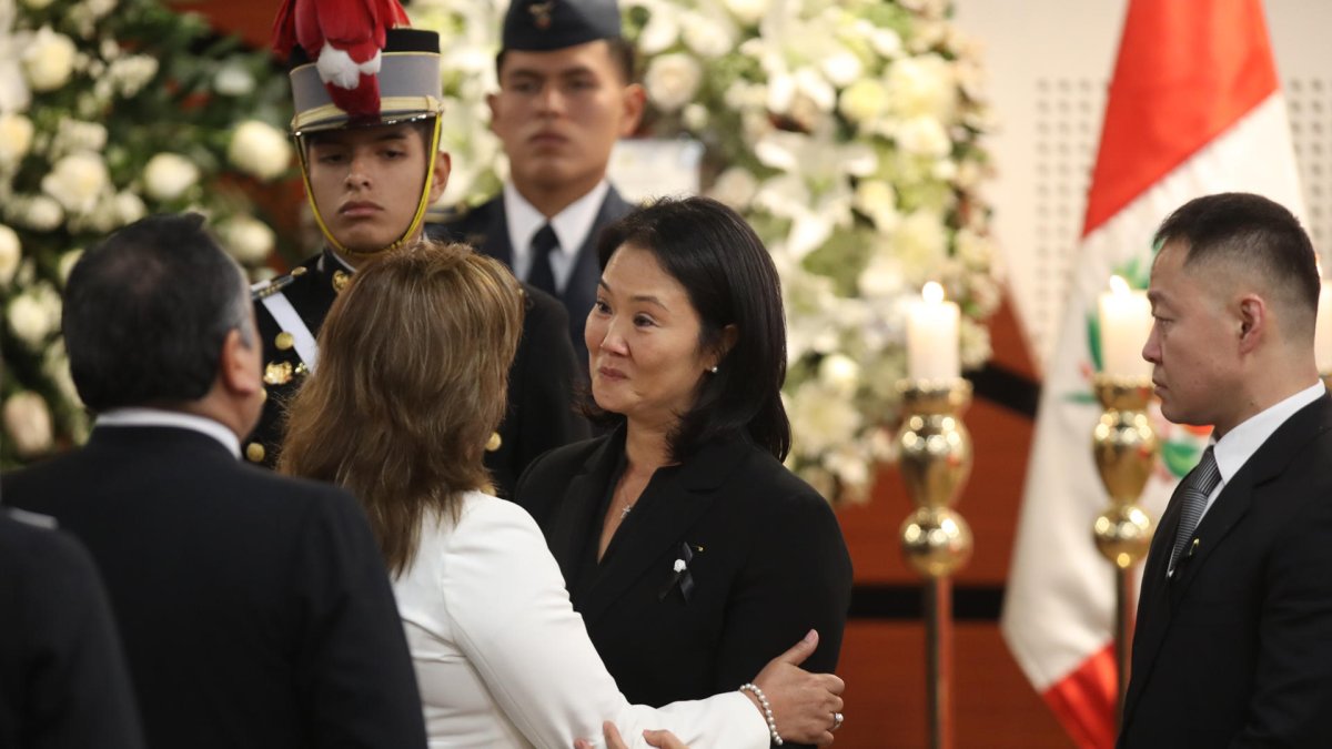 La presidenta de Perú, Dina Boluarte (i), saluda a Keiko Fujimori (c) durante el velatorio de su padre el fallecido expresidente de Perú Alberto Fujimori este jueves.