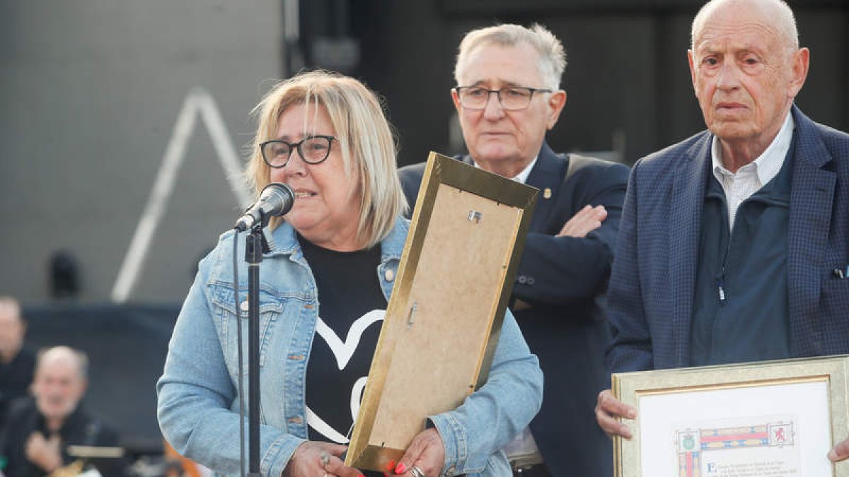 La viuda, en el acto de recuerdo a Juárez, acompañada por el alcalde David Fernández y el otro homenajeado Aniceto Campa. RAMIRO