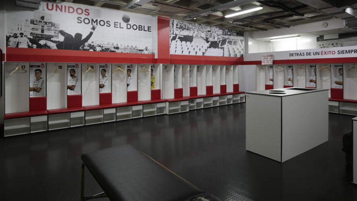 El vestuario de la Cultural es el lugar en el que los jugadores se preparan para los partidos con imágenes de exfutbolistas que lo dieron todo por el club. FERNANDO OTERO