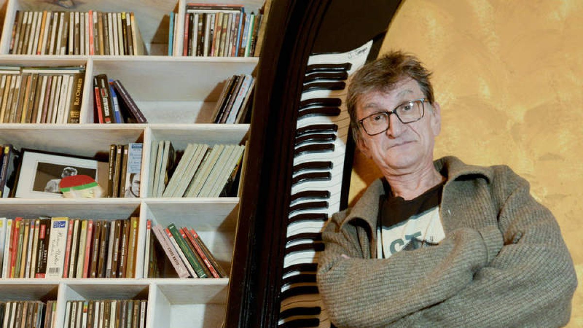 Julio Aller, este pasado mes de enero en el estudio en el que trabaja desde su casa. MARÍA FUENTES