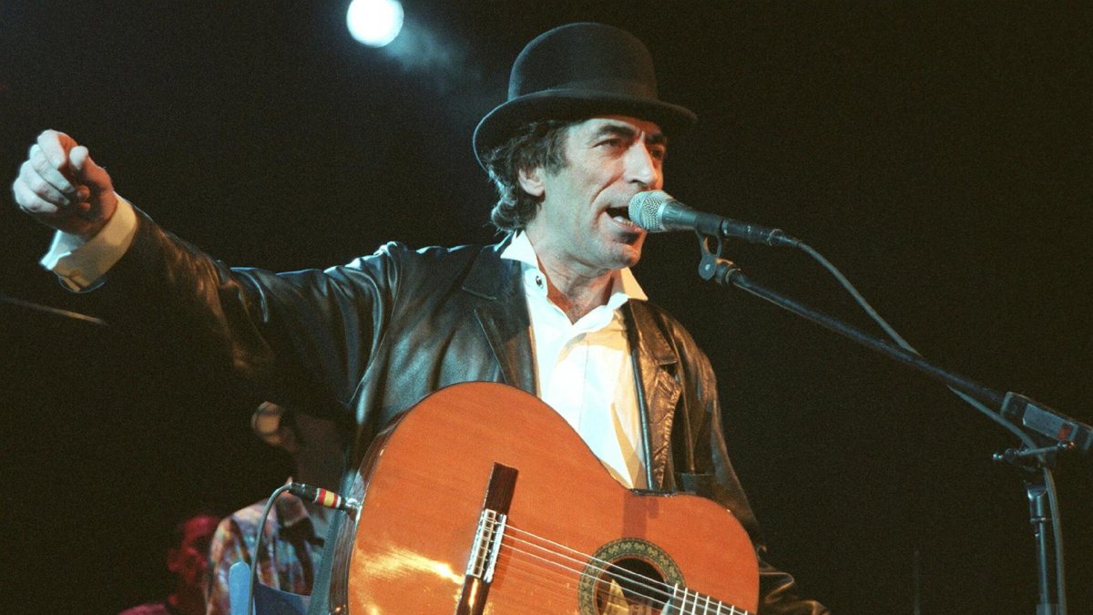 El cantautor Joaquín Sabina en una actuación en el Museo del Ferrocarril de Madrid, para presentar su trabajo  