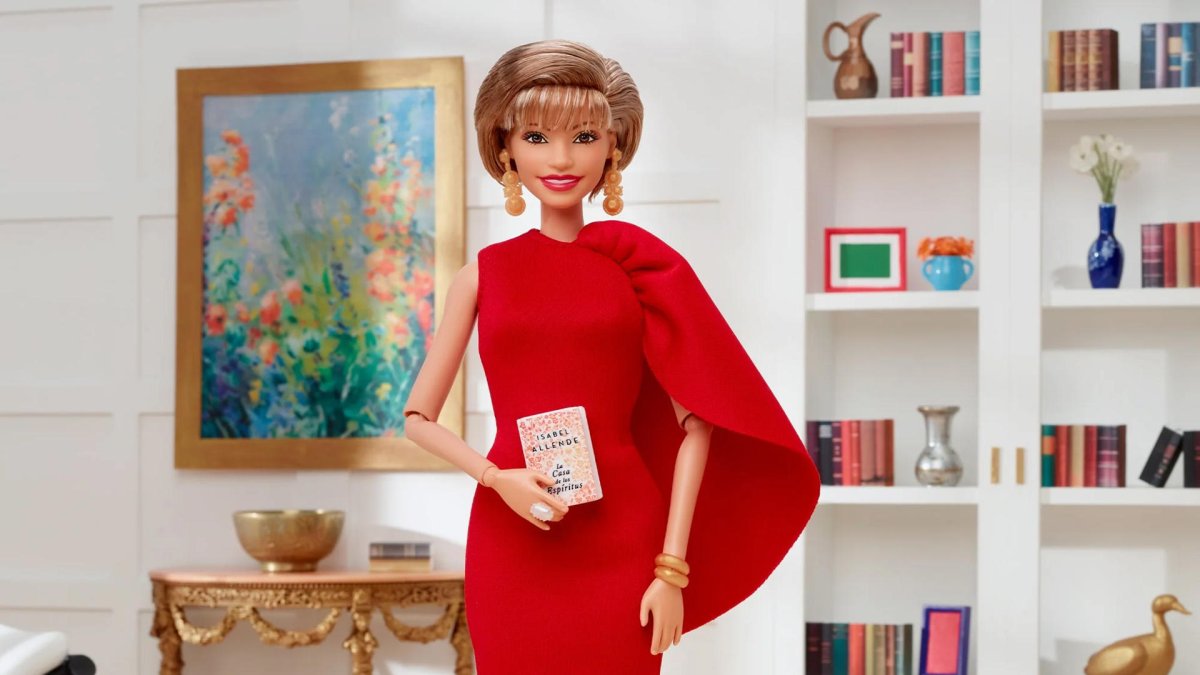 La Barbie inspirada en la escritora chilena Isabel Allende. EFE/ Mattel