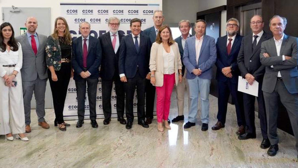 Los leoneses Javier Vega y Juan María Vallejo acuden a la reunión con el consejero de Economía y otros miembros de la CEOE. ICAL
