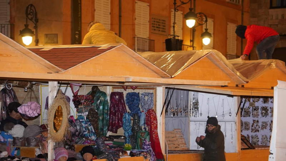 Los puestos del Mercadillo de Navidad se volverán a montar frente a la Catedral. J. NOTARIO