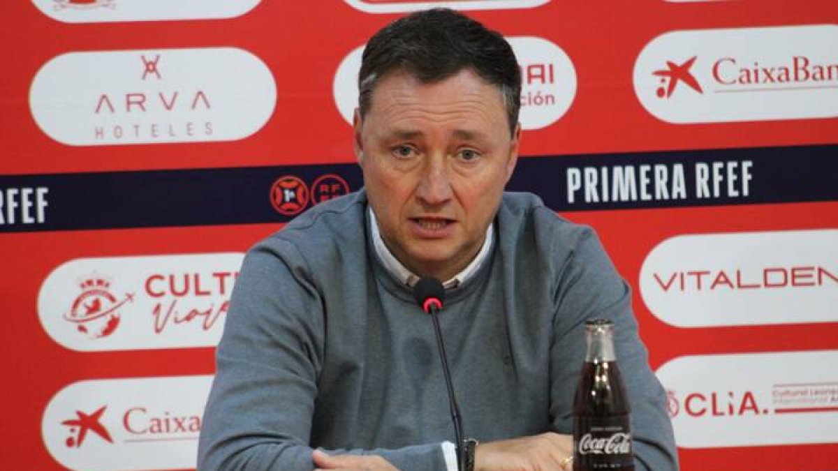 Raúl Llona, este viernes, en la rueda de prensa previa al partido del domingo frente al Zamora.