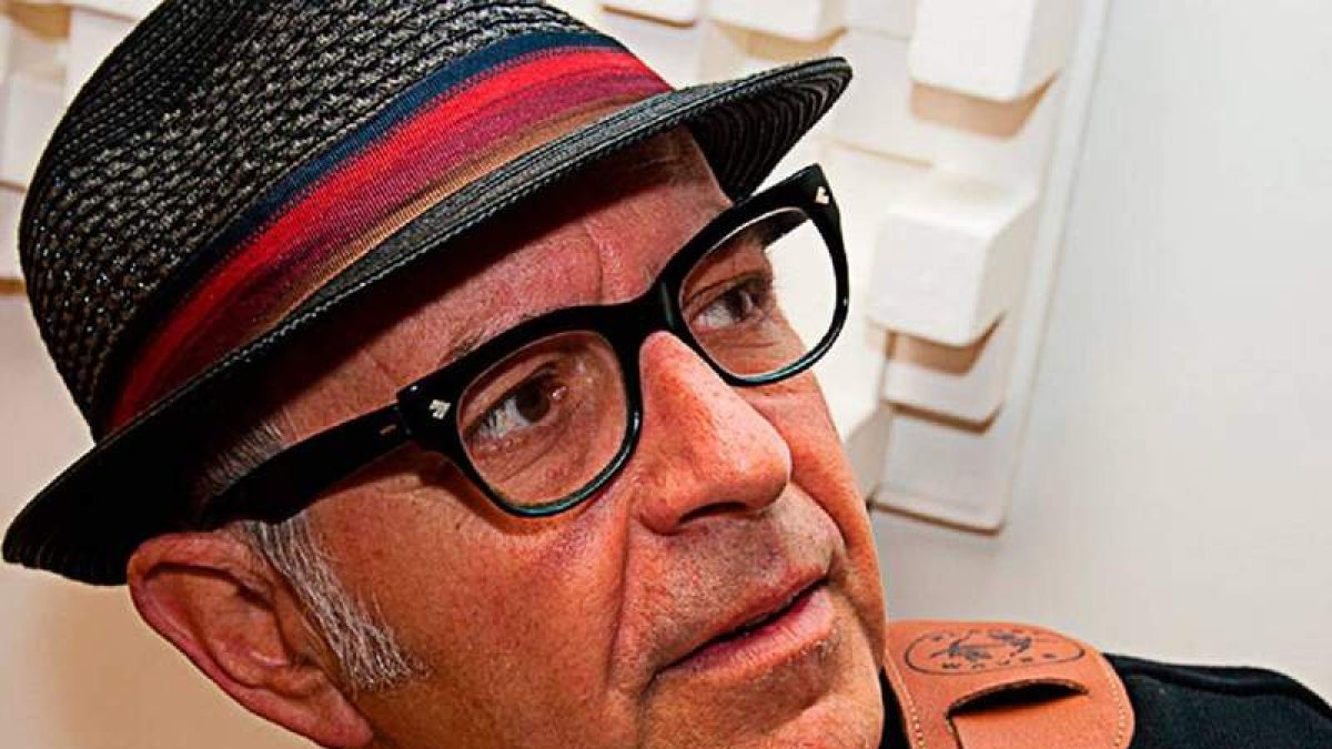 José María Guzmán actúa hoy en La Virgen del Camino después de los fuegos artificiales. DL