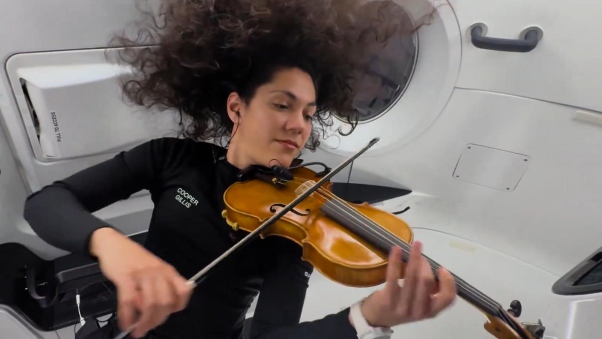 Fotograma tomado de la cuenta de X de Programa Polaris @PolarisProgram de la especialista de la misión Polaris Dawn, Sarah Gillis, interpretando en violín un tema de 'Star Wars'. EFE/ Programa Polaris