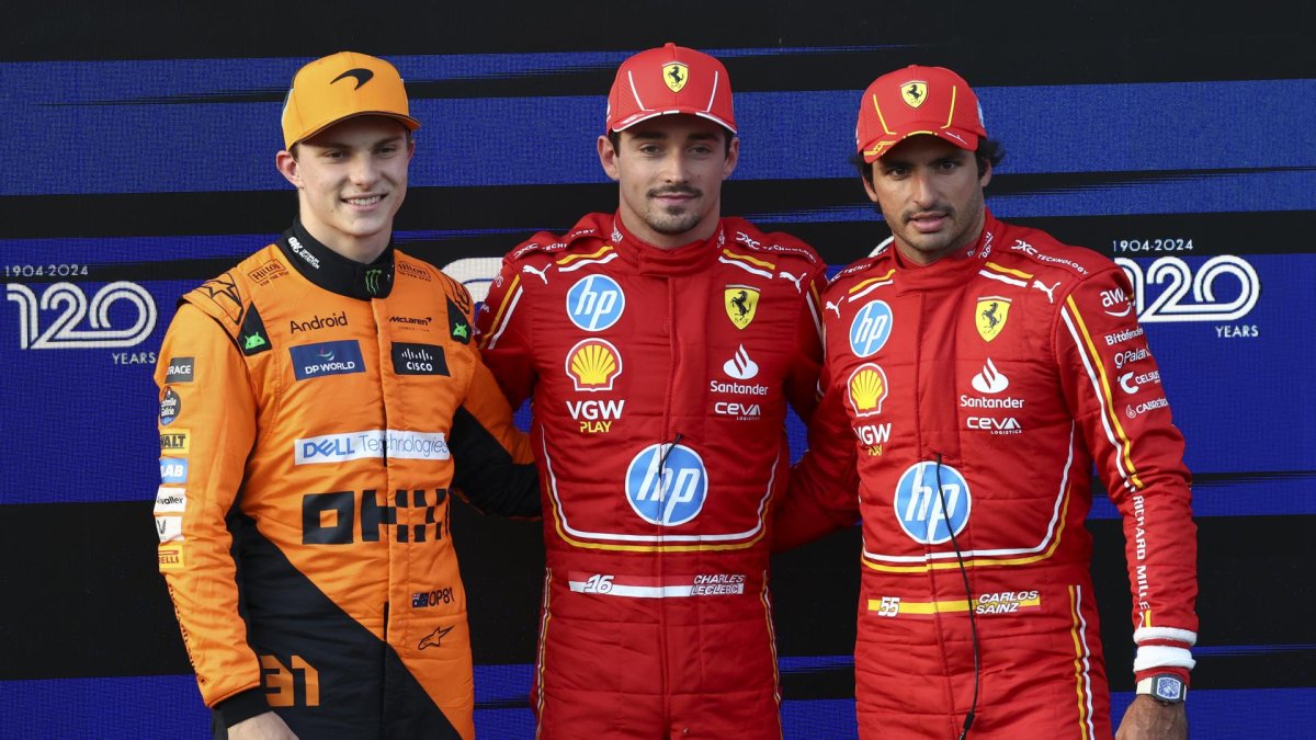 El monegasco de Ferrari Charles Leclerc posa con el australiano Oscar Piastri (L) de McClaren y el tercer clasificado, el español de Ferrari Carlos Sainz, en Bakú, AzerbaiyánEFE/EPA/ALI HAIDER