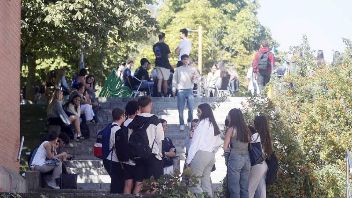 Universitarios el primer día de curso en las escaleras entre Salud y Minas. ÁNGELONSO