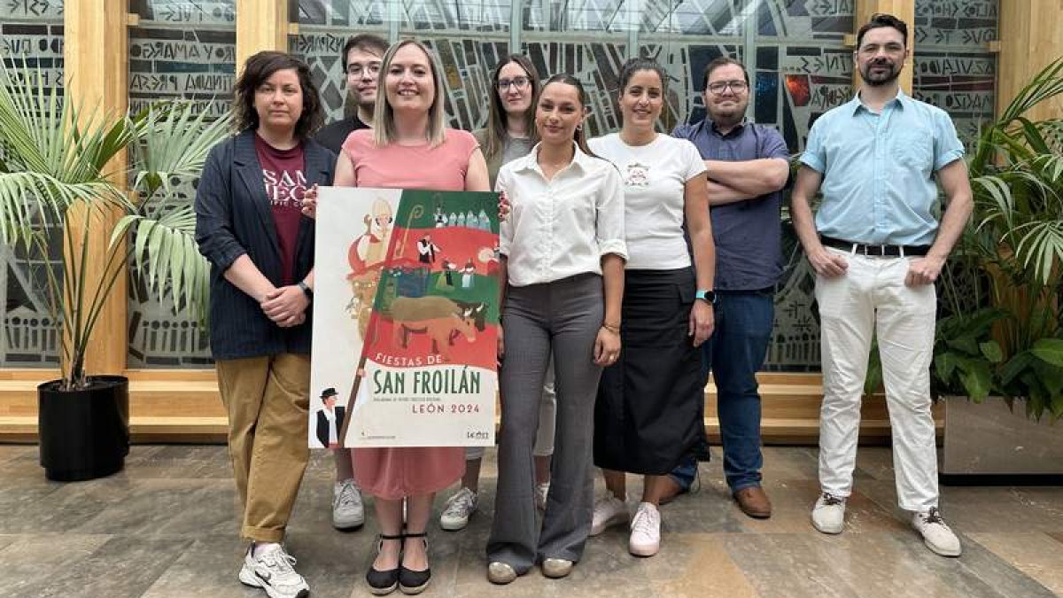 Los miembros del jurado, con el cartel ganador. DL