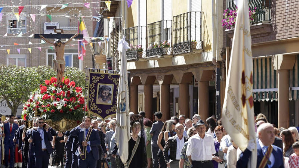 Un momento de la procesión en Benavides de Órbigo. FERNANDO OTERO