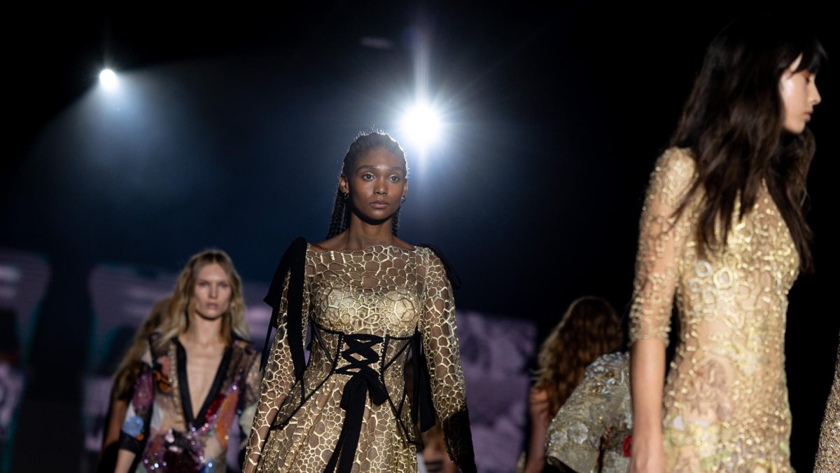 Modelos luce una creación de Yolancris durante la Mercedes-Benz Madrid Fashion Week este sábado. EFE/ Daniel González
