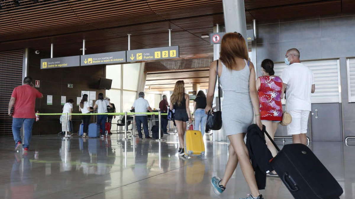 Viajeros en el aeropuerto de León