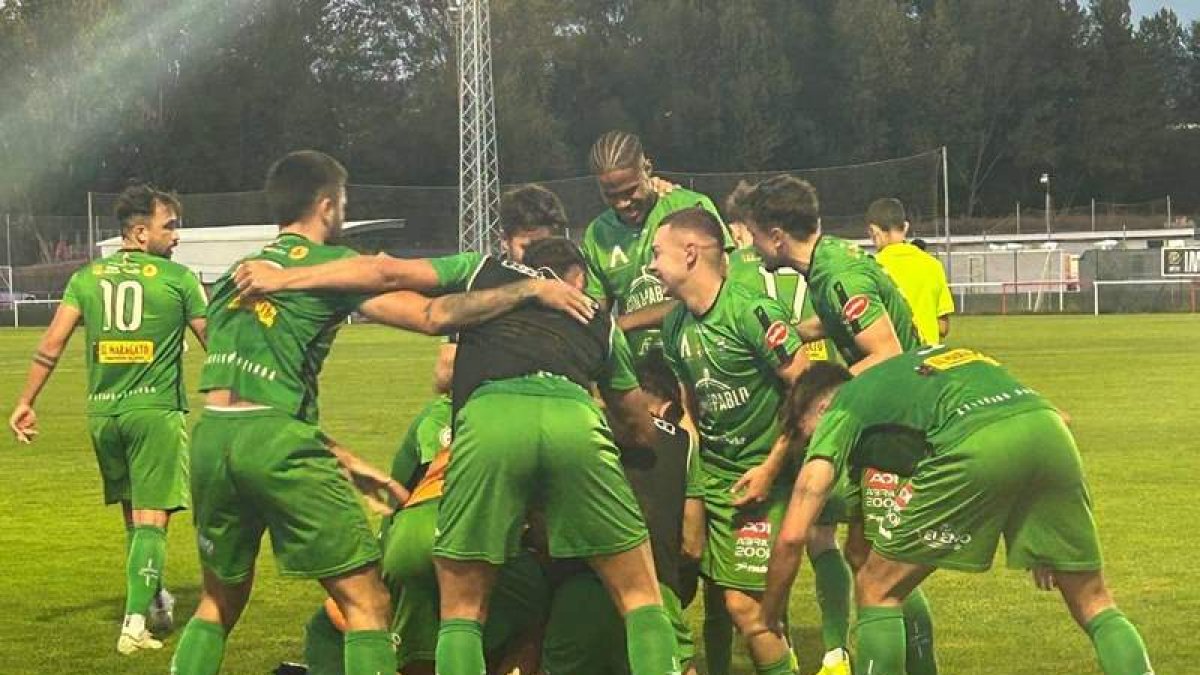 Los jugadores del Atlético Astorga celebran la victoria.  ATC