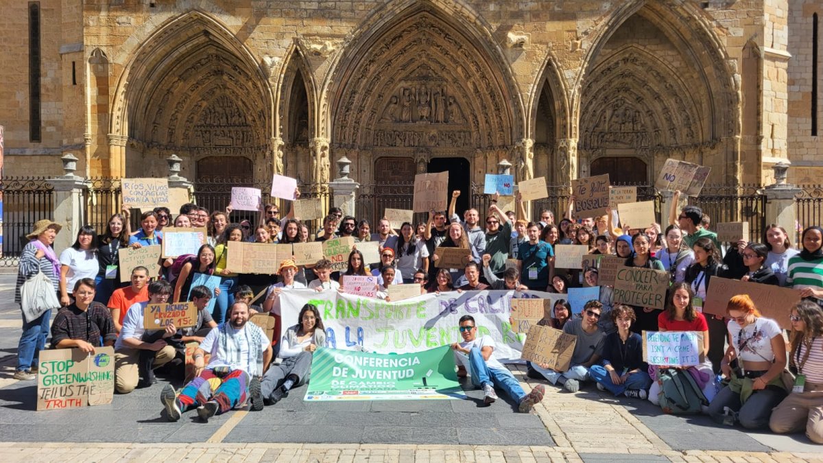 Concentración de jóvenes de la Lcoy 2024 en la Catedral.