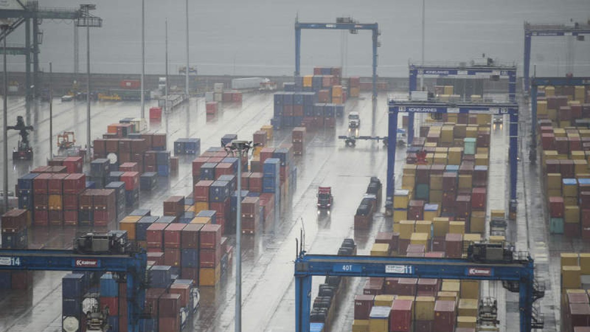 Imagen de contenedores en el puerto de Bilbao. LUIS TEJIDO