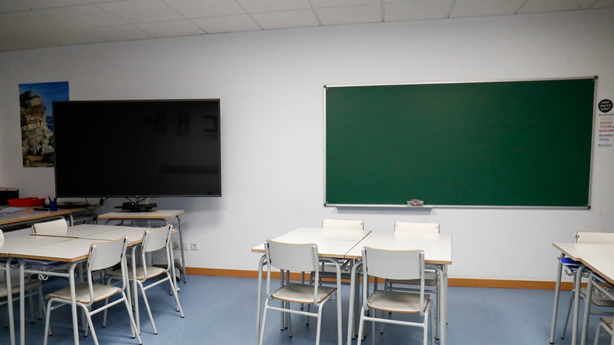 Archivo - Sillas y mesas de un aula escolar