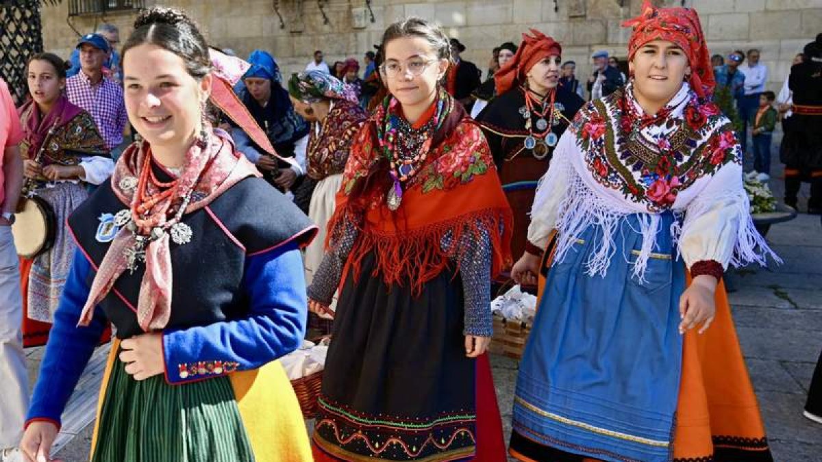 Los pañuelos, pañoletas, faldas y mandiles de todos los colores partieron de San Isidoro.  ICAL