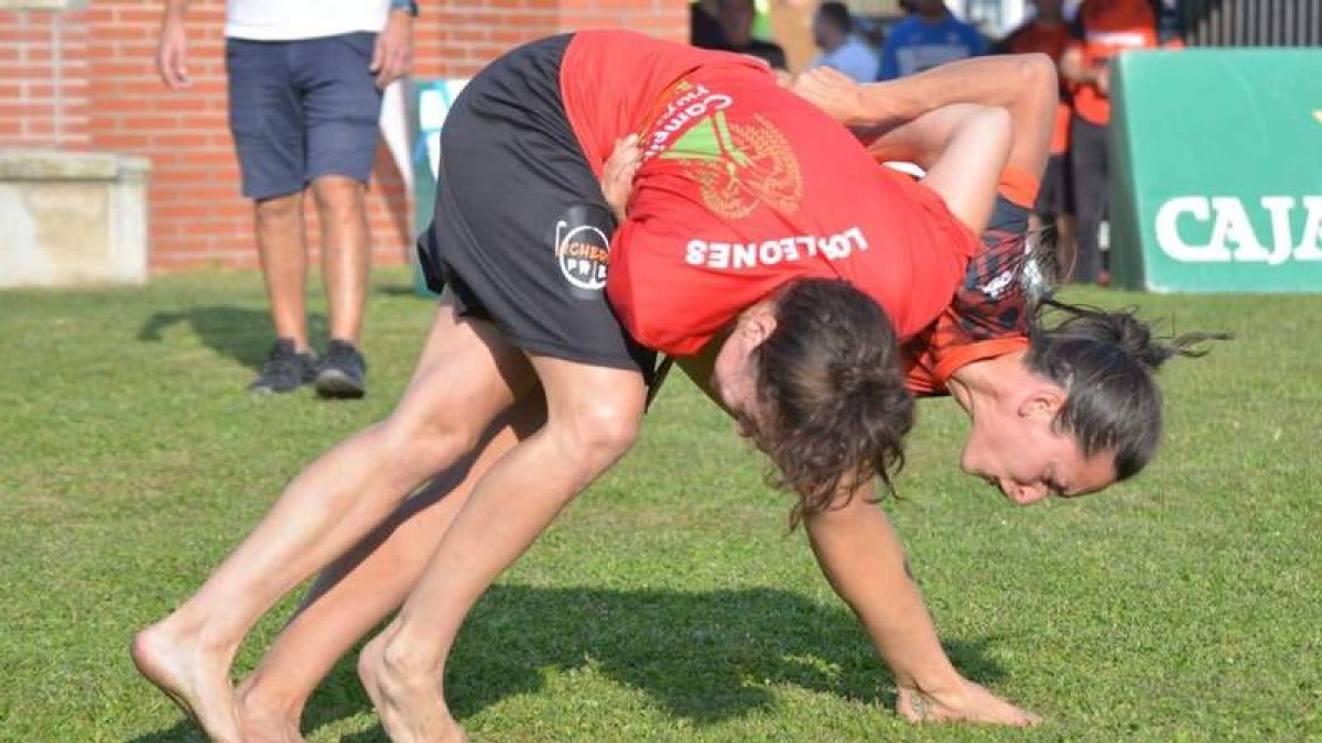 Un momento del combate entre Priscila Martínez y Estrella López. DL