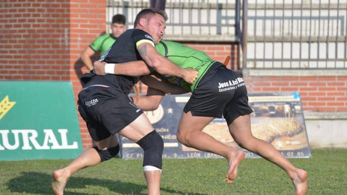 Moisés Vega y Víctor Llamazares, ayer en Mansilla de las Mulas.  DL