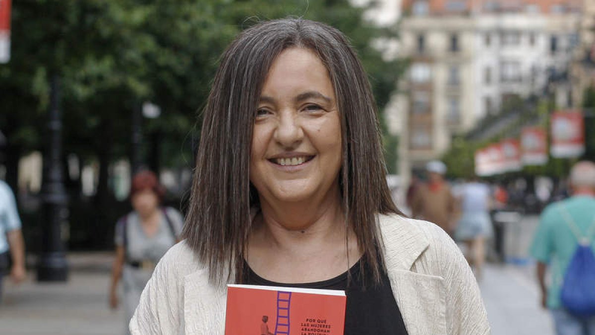 Nuria Varela, durante la Semana Negra de Gijón con su nuevo libro. JUAN GONZÁLEZ