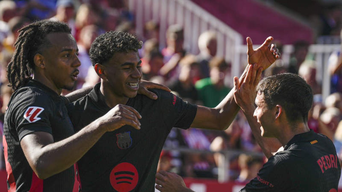 Lamine Yamal encauzó la victoria del Barcelona con dos goles en la primera parte. DAVID BORRAT