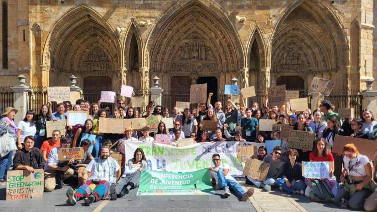 La portada de la Catedral de León fue el marco de la reivindicación por un planeta más habitable y por el mundo rural. DL