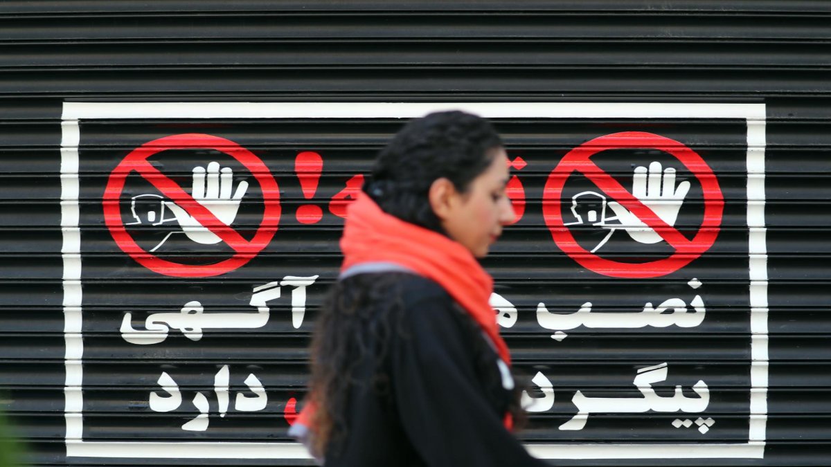 Foto de archivo de una mujer iraní sin llevar pañuelo en la cabeza, en Teherán. EFE/EPA/ABEDIN TAHERKENAREH
