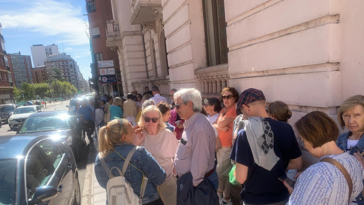 Colas para apuntarse a las actividades de mayores.
