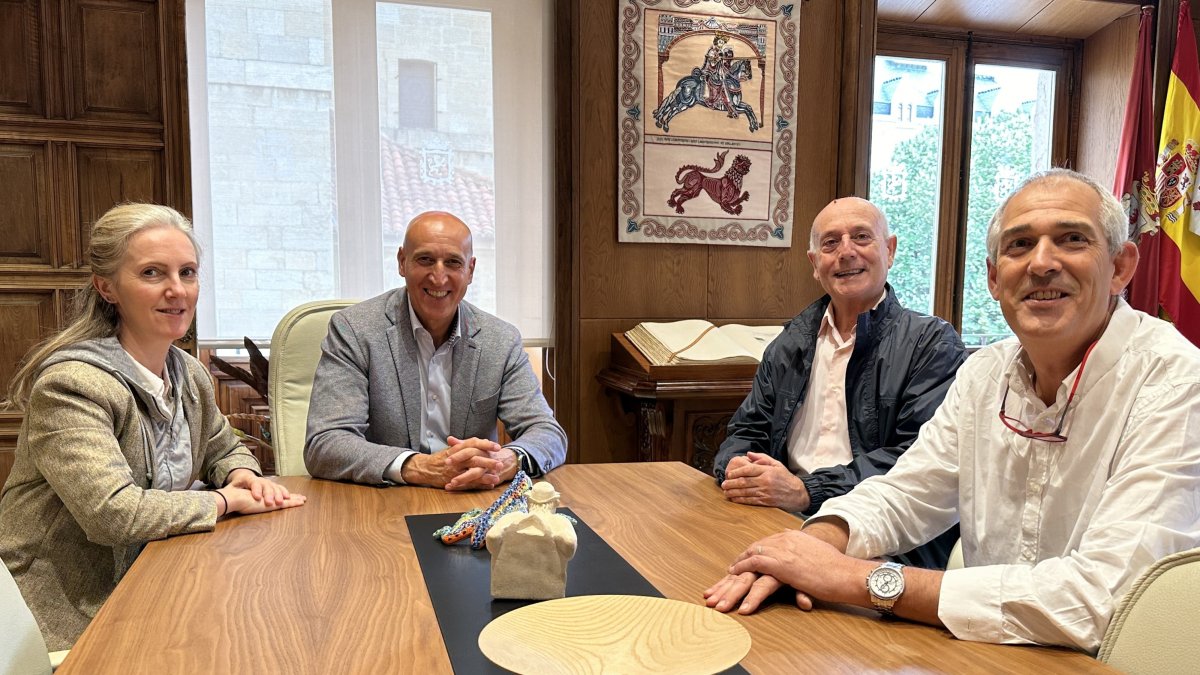 Momento de la recepción a la nueva presidenta de la Federación de Karate.