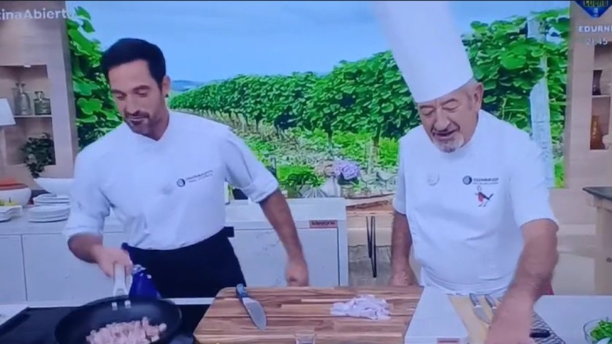 Joseba y Kalrlos Arguiñano, en el programa 'Cocina Abierta'.