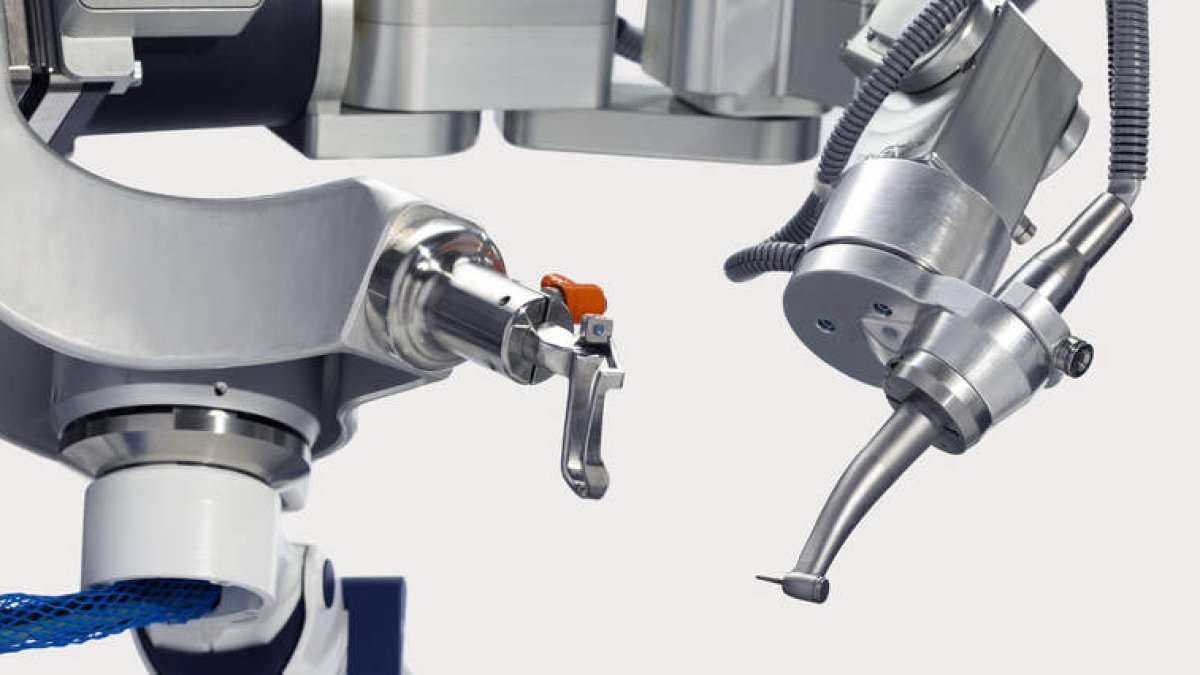 Primer plano de intervención robótica en un maniquí. Perceptive Technologies