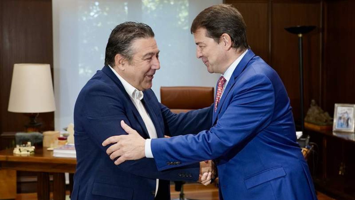 Luis Mariano santos saluda ayer a Mañueco,