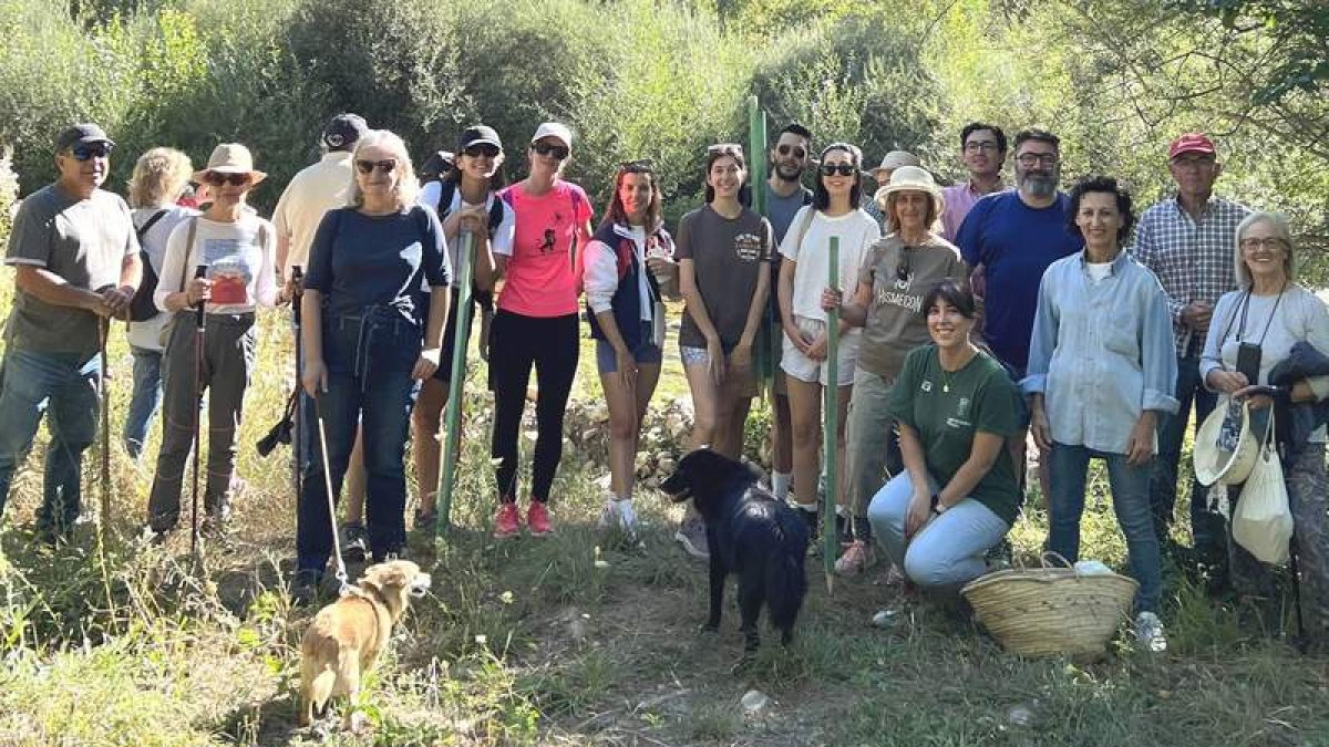 Ana Isabel Robles (agachada) junto a los vecinos vecinas que la ayudaron en su proyecto. DL